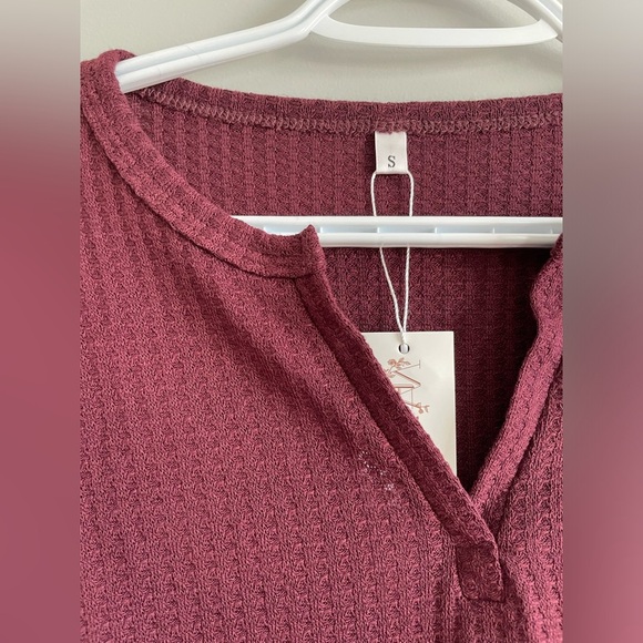 Waffle Knit V Cut Neck Henley Long Sleeve Shirt Sweater in Maroon NWT - Picture 9 of 11